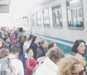 Passeggeri affollano la stazione di Campiglia Marittima