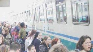 Passeggeri affollano la stazione di Campiglia Marittima