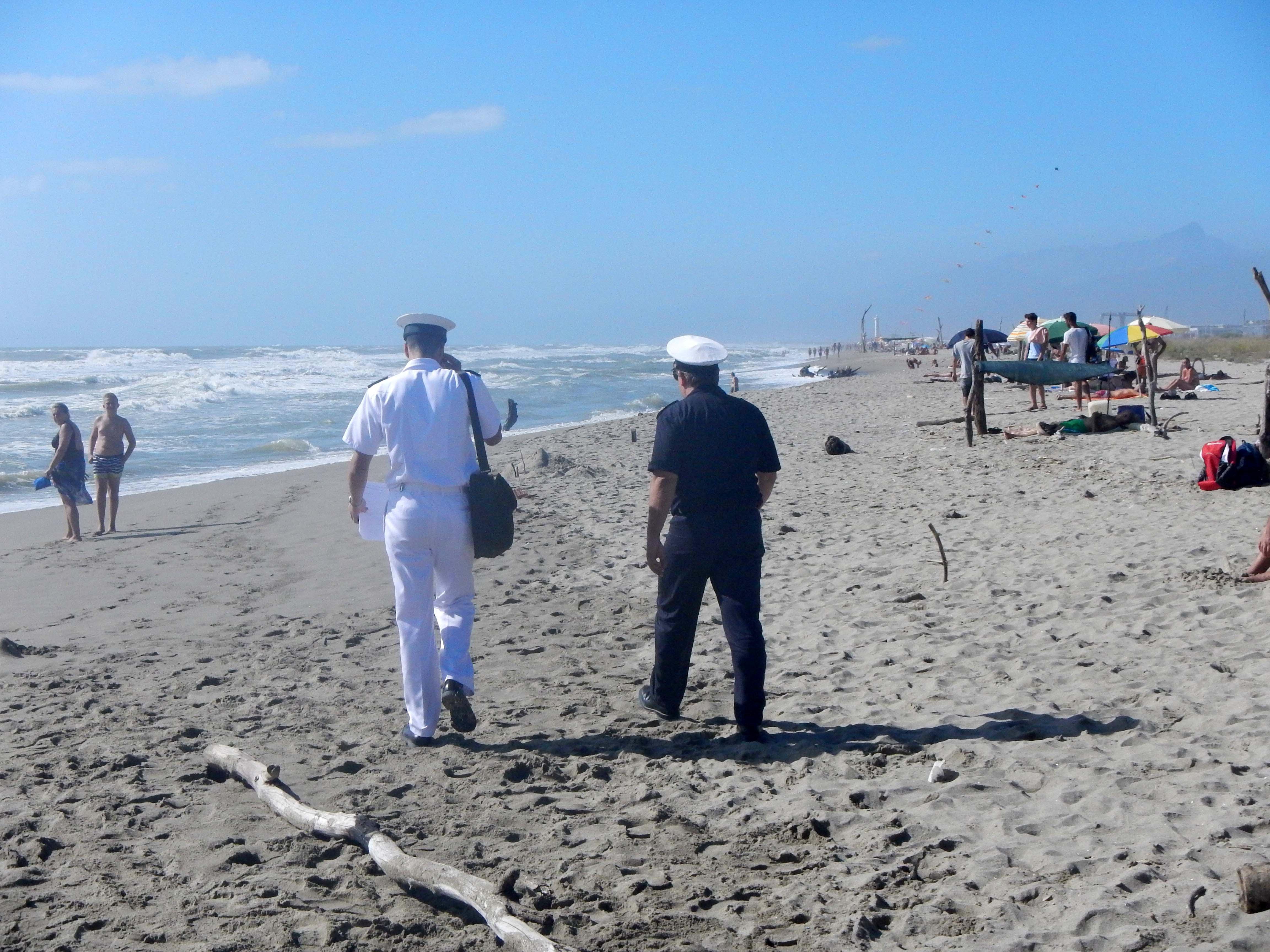 Un intervento della Capitaneria in spiaggia