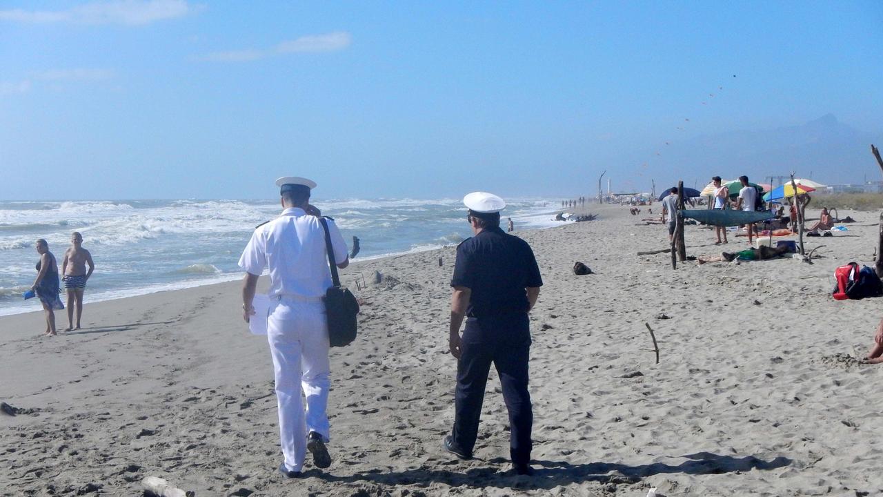Un intervento della Capitaneria in spiaggia