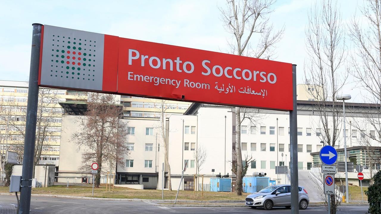 Modena, gli sparano e lo scaricano al pronto soccorso