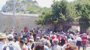 Due momenti della cerimonia di inaugurazione delle cappelle alla presenza del sindaco di Campo, Vanno Segnini