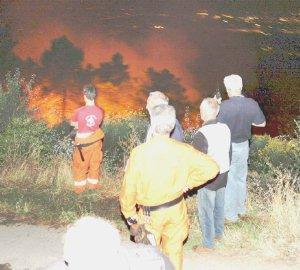 Incendio a Piano di Mommio,all'alba è arrivato l'elicottero