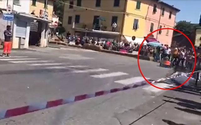 Il momento dello scontro tra il mezzo e il pubblico