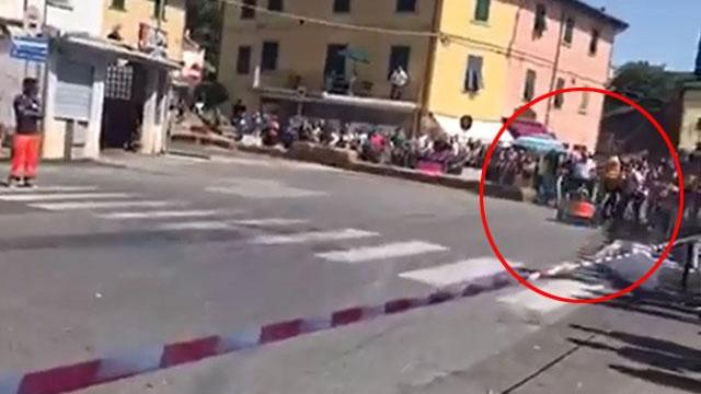 Il momento dello scontro tra il mezzo e il pubblico