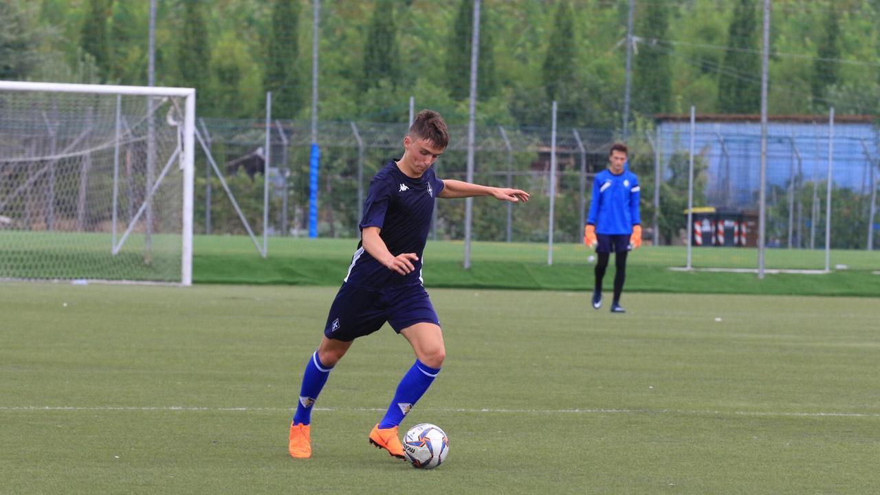 Un giovane giocatore del Prato in azione (Foto Sproviero - Batavia)