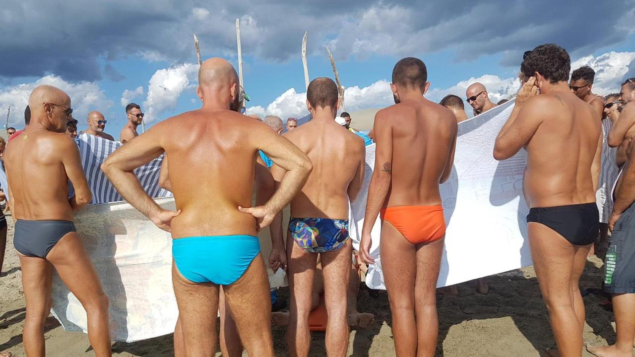 Muore in mare alla spiaggia libera della Lecciona