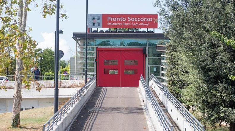 Gli sparano e poi lo scaricano in fin di vita al pronto soccorso