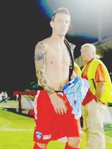 Francesco Flachi mentre esce dal campo alla fine della gara di Brescia
