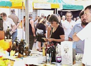 Il banco dell’olio e del vino in piazzetta dell’Ortaggio