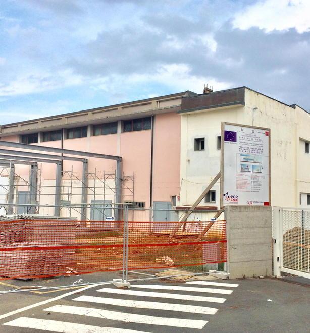 Lavori al teatro De Filippo montata l’impalcatura in ferro 