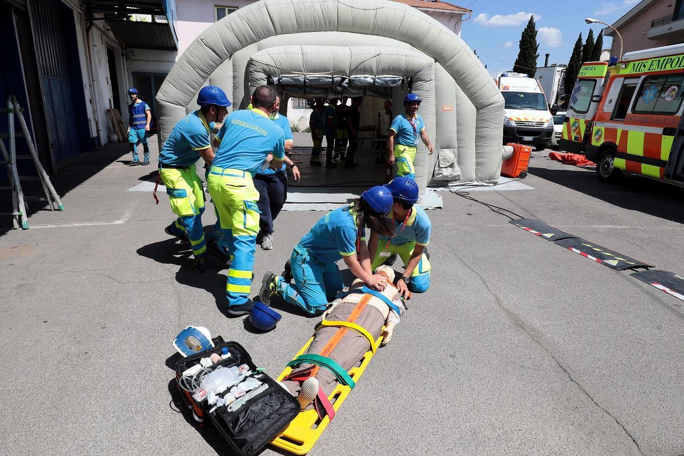 Un'esercitazione della Misericordia di Empoli (Foto agenzia Carlo Sestini)