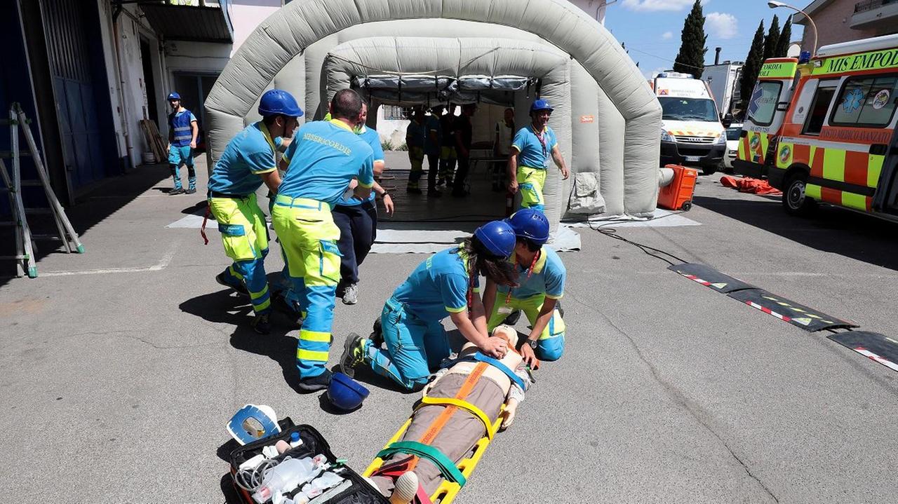 Un'esercitazione della Misericordia di Empoli (Foto agenzia Carlo Sestini)