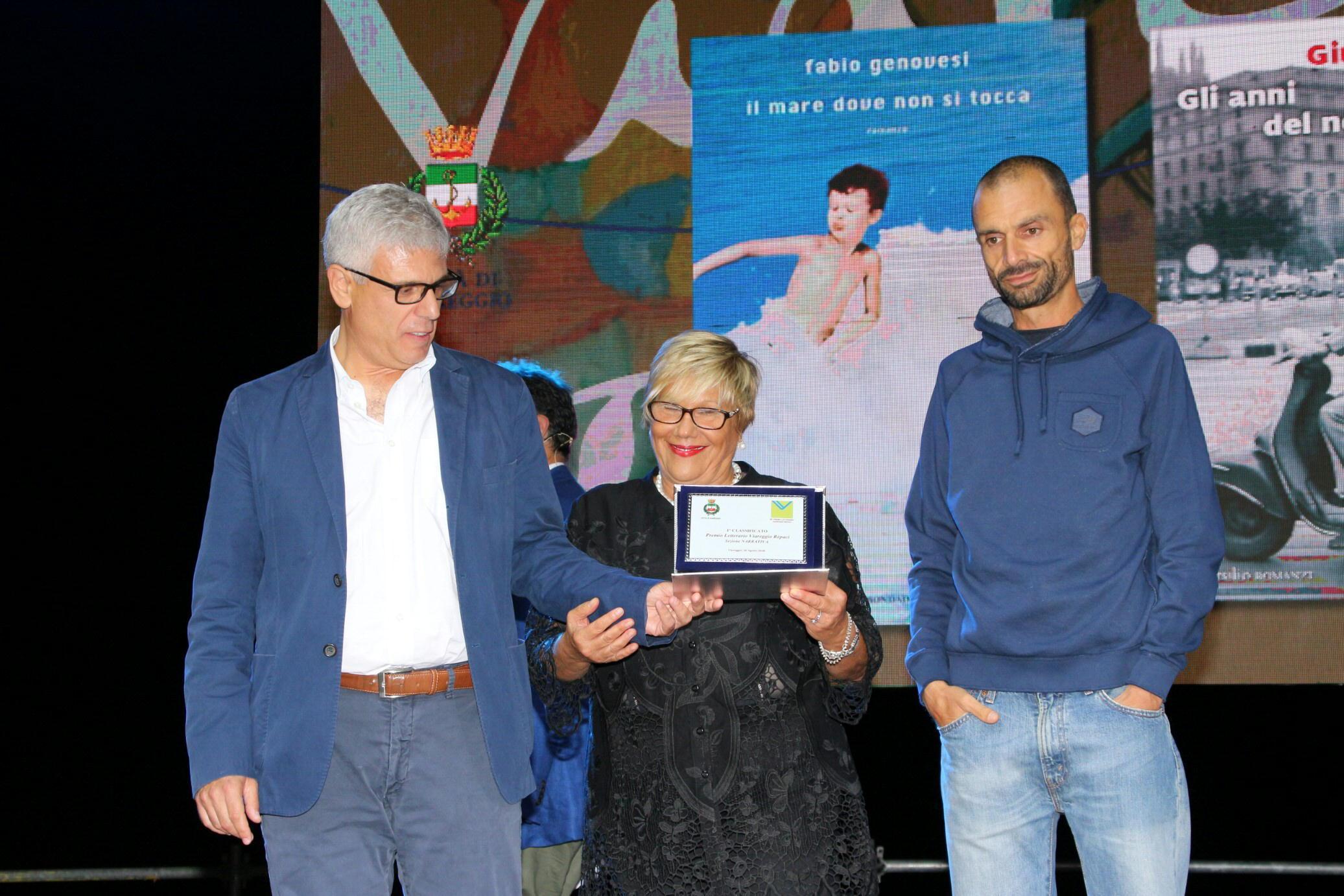 Giuseppe Lupo e Fabio Genovesi premiati da Lucia Corrieri Puliti, vicepresidente della Fondazione CariLucca