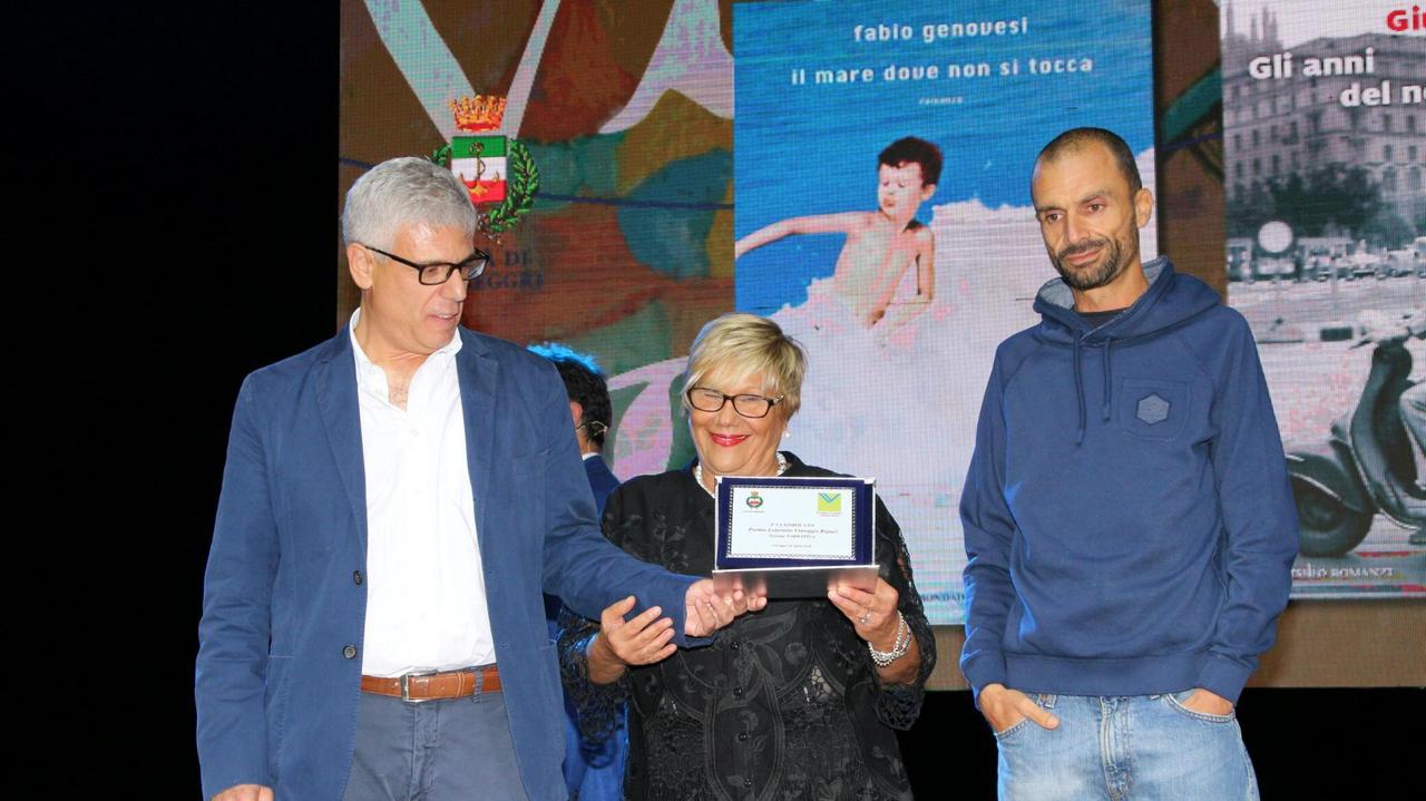 Giuseppe Lupo e Fabio Genovesi premiati da Lucia Corrieri Puliti, vicepresidente della Fondazione CariLucca