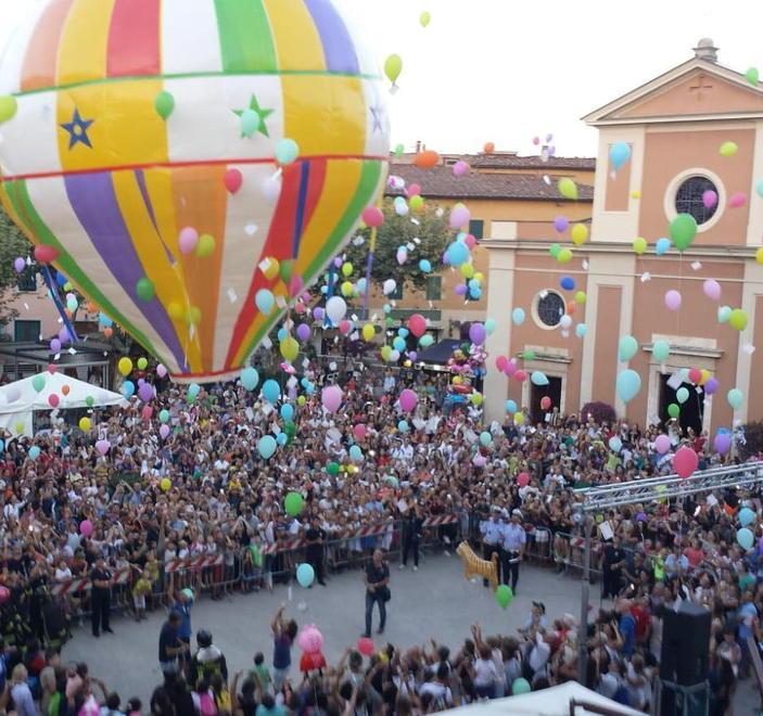 In centinaia con il naso all’insù per il lancio della mongolfiera 
