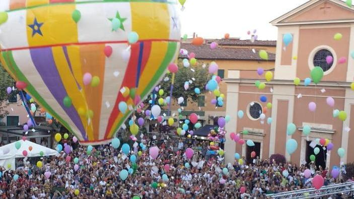 In centinaia con il naso all’insù per il lancio della mongolfiera