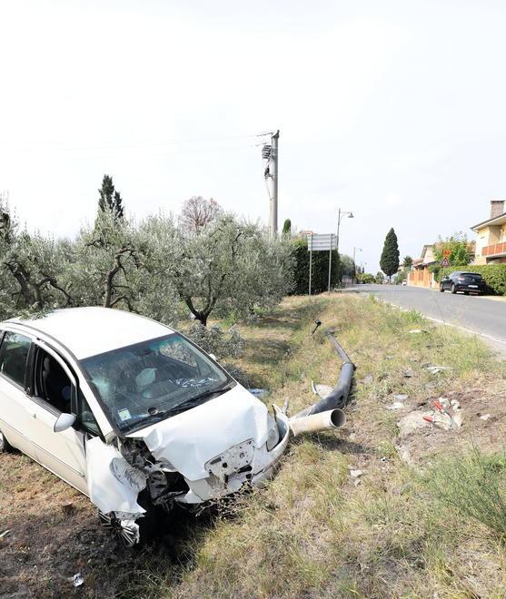 Con l’auto abbatte il palo della luce