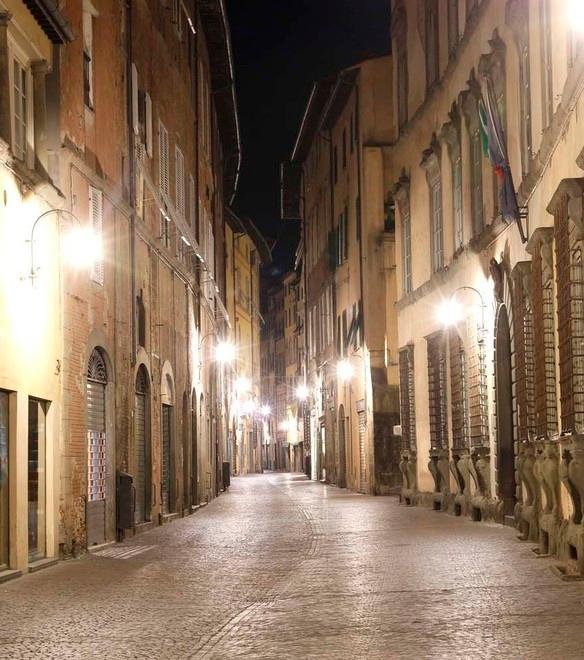 Lucca, la bellezza accecante ma offesa e l’insostenibile fascino di abitarvi 