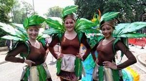 Spettacolo di danza musica e costumi sul pianeta da salvare
