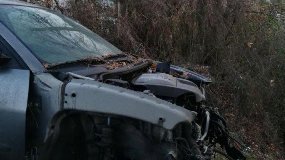 Auto deturpa la collina