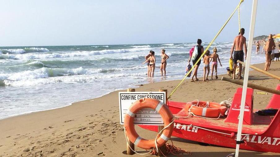 Annega trascinato al largo dalle correnti
