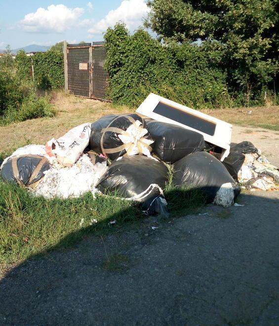 Sacchi neri abbandonati da due mesi lungo lo Stella