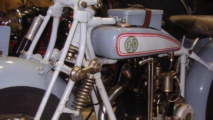 Auto, trattori e moto d’epoca esposti nel tempio dei cavalli