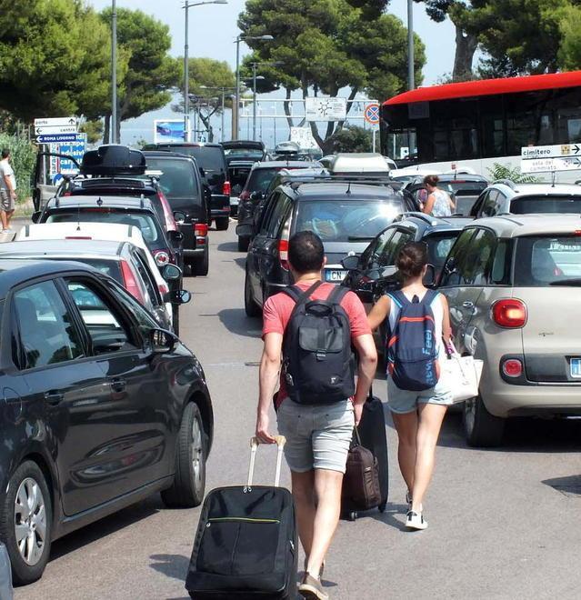 Esodo, code eterne e città paralizzata