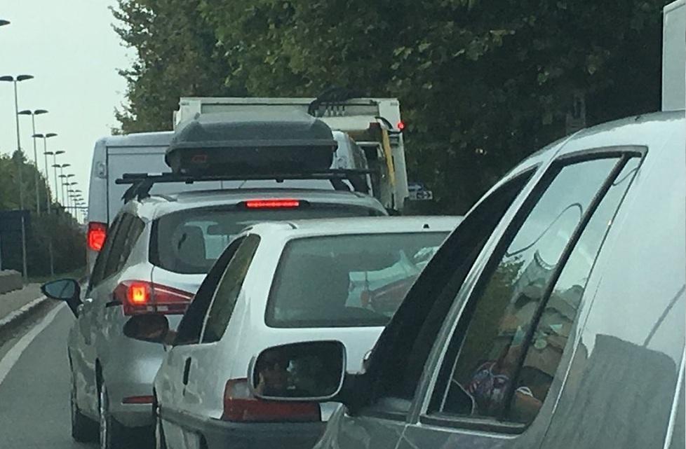 Tutto in coda aspettando il camion dei rifiuti