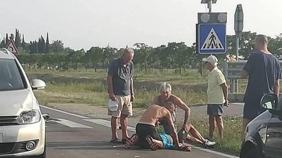 Travolto sulle strisce ciclista portato a Siena «Punto pericoloso»