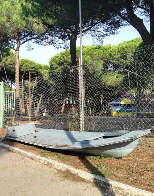 Vecchia imbarcazione piena di sporcizia e feci rimossa dai volontari