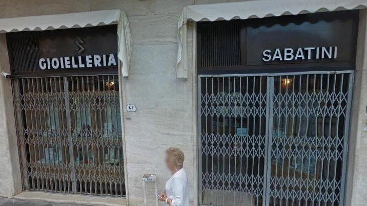 Non oro ma acciaio Truffa in gioielleria, pena di 16 mesi