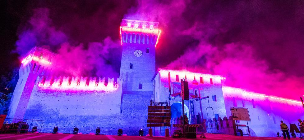 Il Castello prende fuoco Migliaia nella nuova piazza 