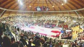 A sinistra, un’immagine del Palasport gremito Sotto, il sindaco Alessandro Cosimi