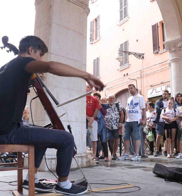 La pioggia non ferma la musica buskers Oggi c’è il gran finale 