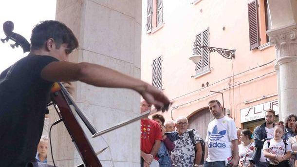 La pioggia non ferma la musica buskers Oggi c’è il gran finale