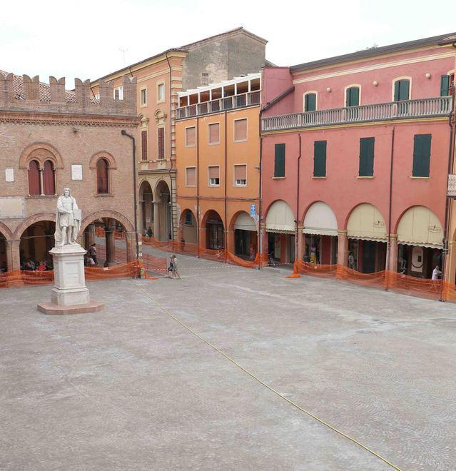 Lavori in centro e accuse Il Comune replica: dimezzati i tempi previsti 