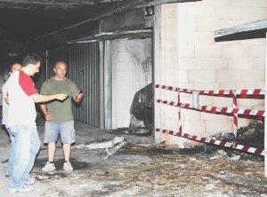 Il box del garage del condominio di via Meoni dove l’altra notte è scoppiato l’incendio