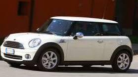 Rapine in casa e anziani malmenati. Le ricerche estese anche nel Ferrarese