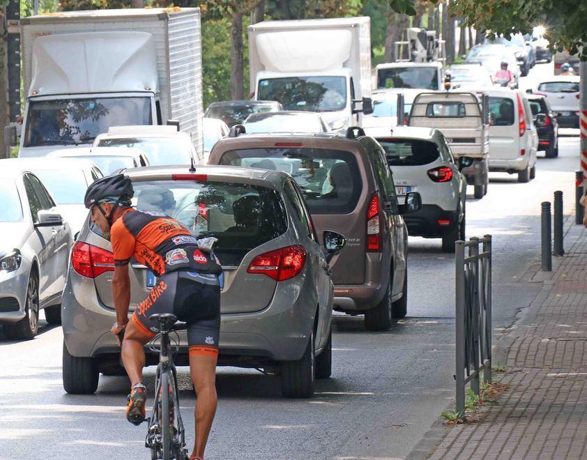 È già caos attorno al centro: «Usate strade alternative» 