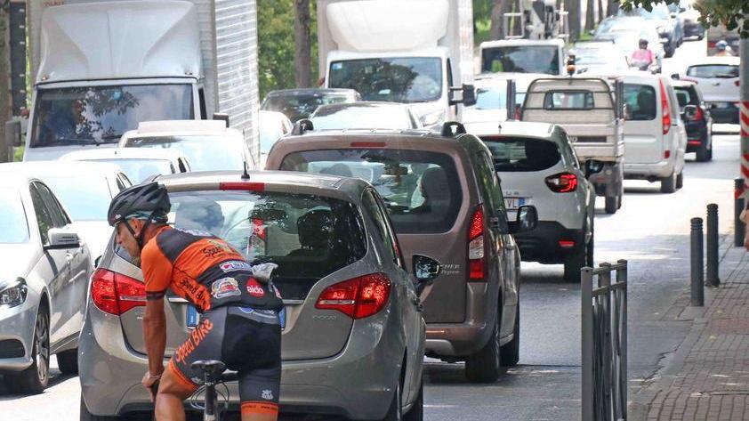 È già caos attorno al centro: «Usate strade alternative»