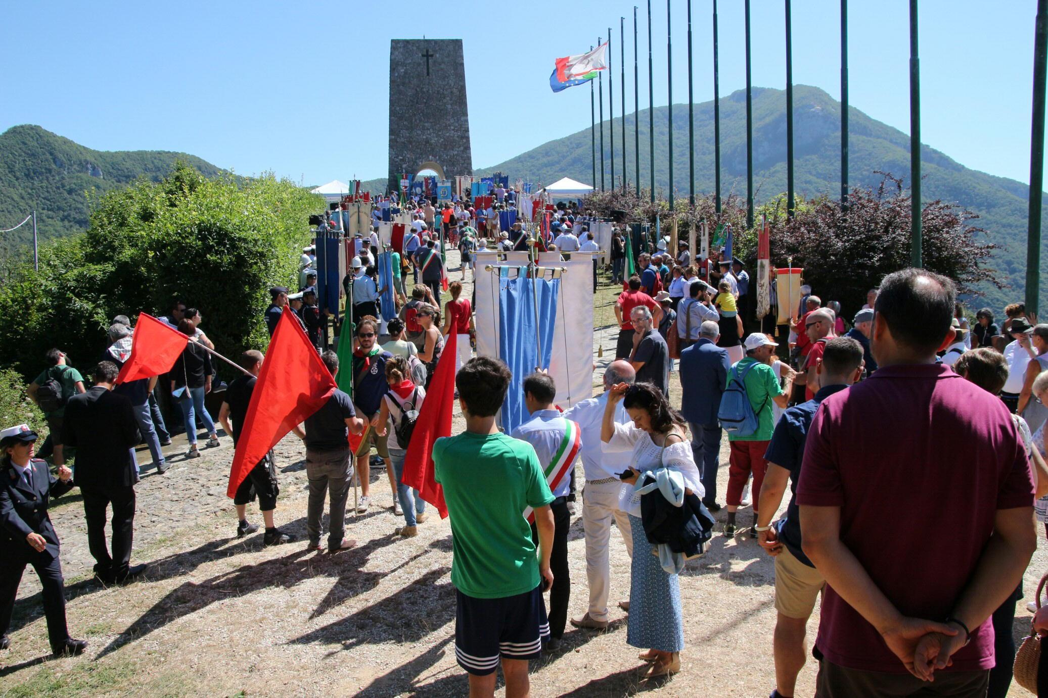 Un momento della cerimonia di commemorazione al Monumento Ossario di Sant'Anna (foto Ciurca)