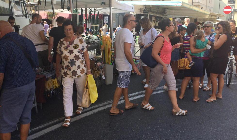 Turisti e residenti affollano il Fierone. Commercianti soddisfatti per le vendite 
