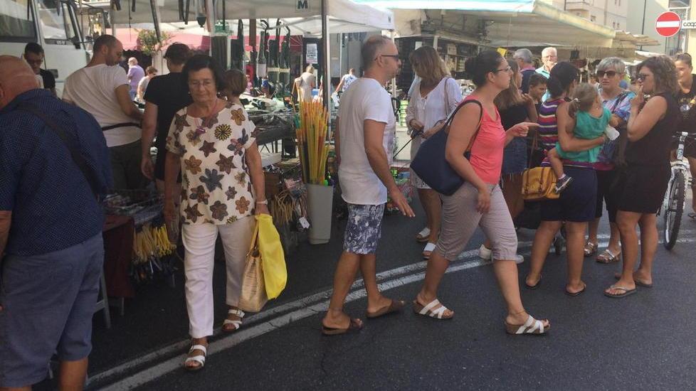 Turisti e residenti affollano il Fierone. Commercianti soddisfatti per le vendite