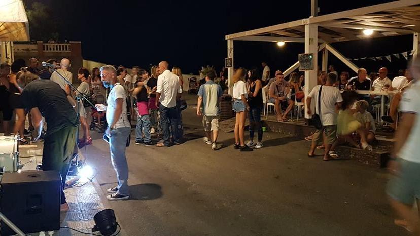 Piazza del Mare davanti al Baricche dopo l’interruzione della serata musicale (foto Claudio Buti da Fb)