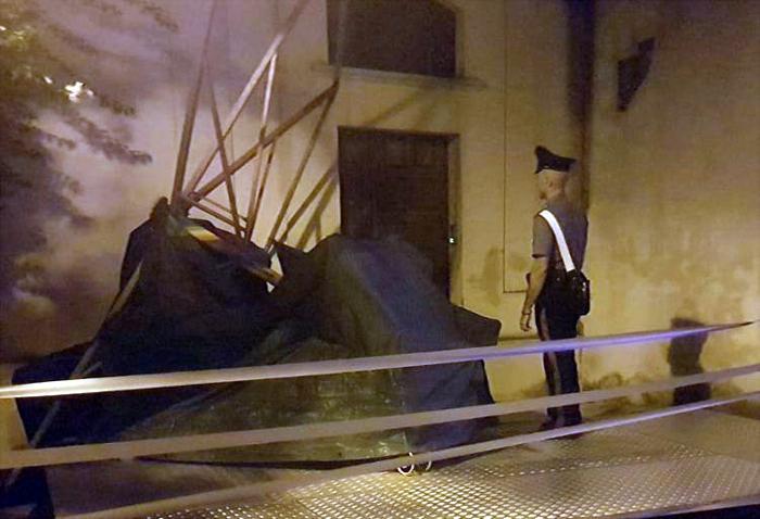 I carabinieri davanti alla giostra