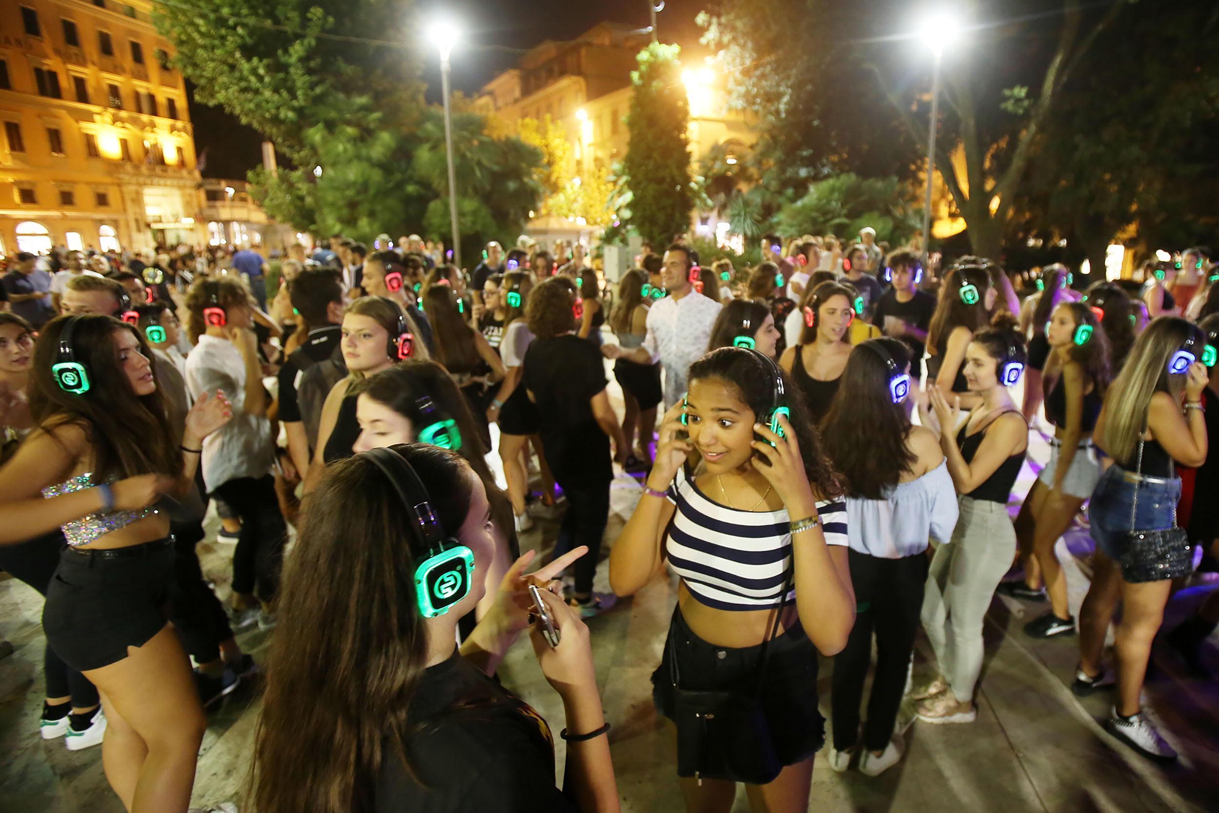 Un momento del Silent Party in piazza del Popolo a Montecatini