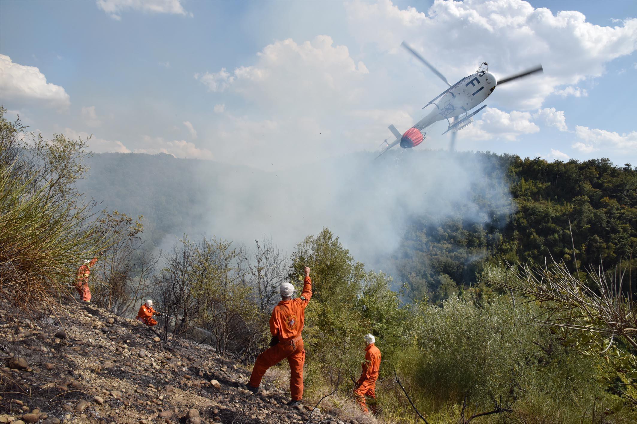Un elicottero dell'antincendio regionale in azione (foto d'archivio, Sestini)