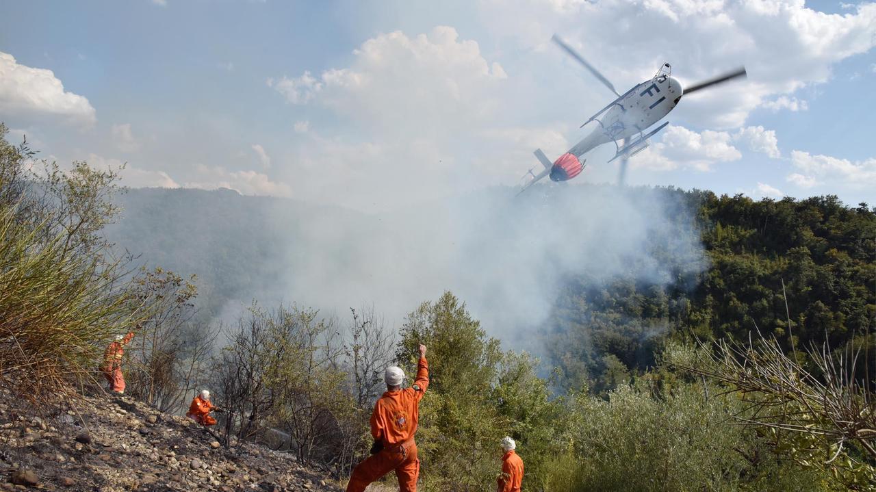 Un elicottero dell'antincendio regionale in azione (foto d'archivio, Sestini)